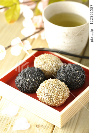 白と黒の胡麻団子、お花見、花より団子 白と黒の胡麻団子、お花見、花より団子 122591587