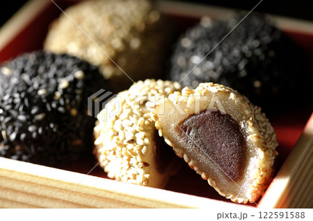白と黒の胡麻団子 白と黒の胡麻団子 122591588