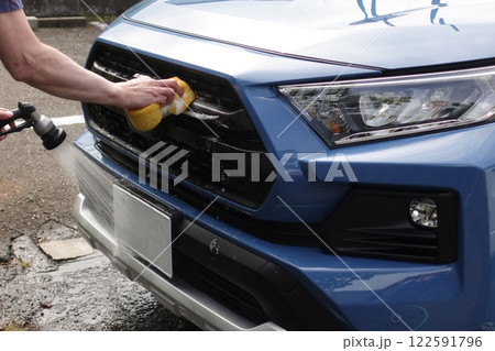 洗車する手元 122591796