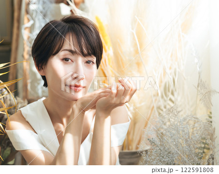 ミドル女性の美容・ファッションイメージ 122591808