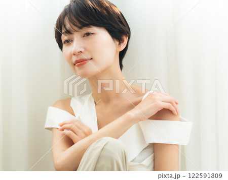 ミドル女性の美容イメージ スキンケア コスメ 脱毛 ミドル女性の美容イメージ スキンケア コスメ 脱毛 122591809