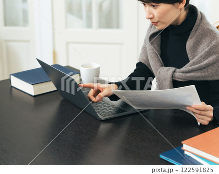 ノートパソコンでデータをチェックするミドル女性 ノートパソコンでデータをチェックするミドル女性 122591825
