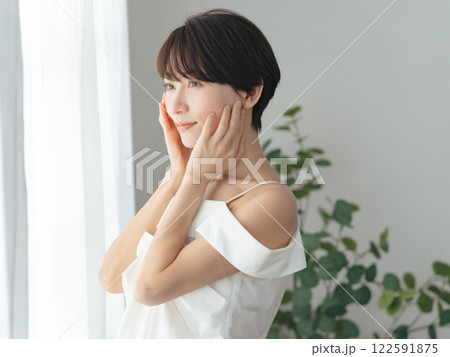 ミドル女性の美容・スキンケアイメージ 122591875
