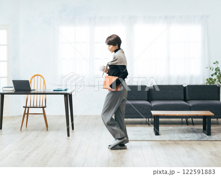 モダンな室内を歩くミドル女性 モダンな室内を歩くミドル女性 122591883