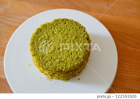 スライスした抹茶のスポンジケーキ スライスした抹茶のスポンジケーキ 122591920