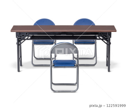 長机とパイプ椅子のある風景 面接、三者面談のイメージ 長机とパイプ椅子のある風景 面接、三者面談のイメージ 122591999