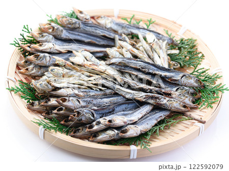 笊にのせた小魚の干物 ( めざし 煮干し ) 笊にのせた小魚の干物 ( めざし 煮干し ) 122592079