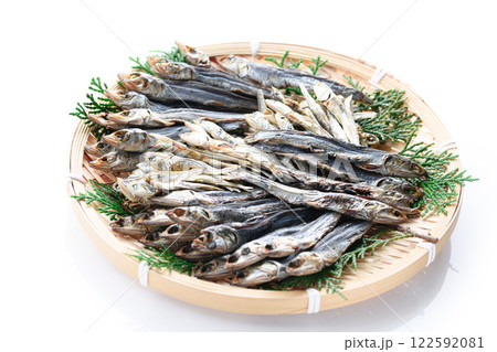 笊にのせた小魚の干物 （ めざし　煮干し ） 122592081