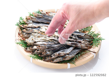 笊にのせた小魚の干物 （ めざし　煮干し ） 122592082