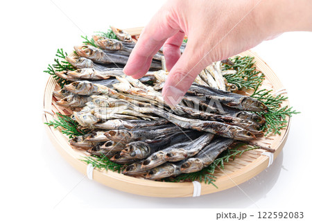 笊にのせた小魚の干物 ( めざし 煮干し ) 笊にのせた小魚の干物 ( めざし 煮干し ) 122592083