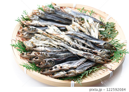 笊にのせた小魚の干物 ( めざし 煮干し ) 笊にのせた小魚の干物 ( めざし 煮干し ) 122592084