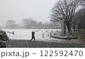 雪の公園を散歩 122592470