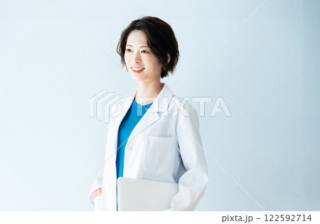 白衣を着た女性 122592714