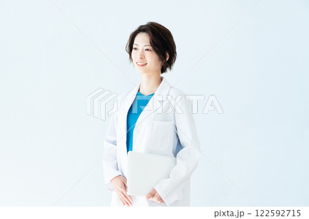 白衣を着た女性 122592715