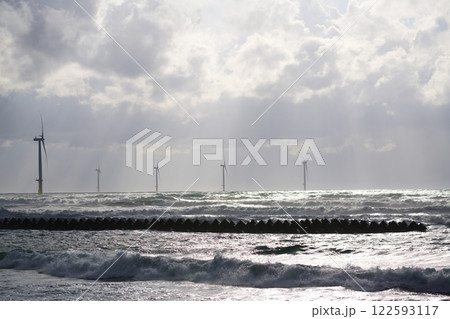 荒れた海の洋上風力発電タービン 122593117