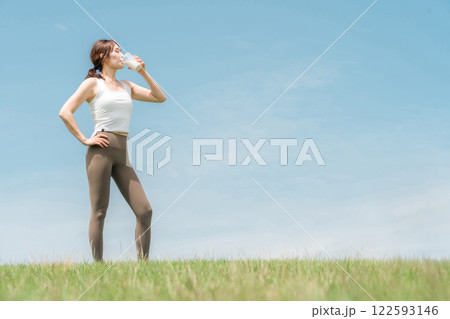 運動時にプロテイン・EAA・ドリンクを飲む女性(青空) 運動時にプロテイン・EAA・ドリンクを飲む女性(青空) 122593146