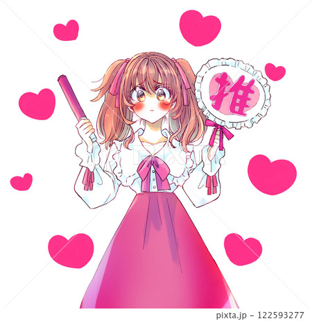 うちわとサイリウムを持って推し活をする女性　ときめく　赤 122593277