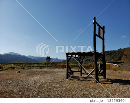 豊前森の学校前の広場に突如現れる　巨大な椅子 122593404