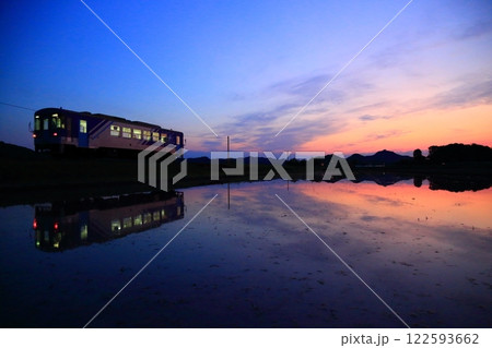 北条鉄道の美しき夕景と水面に映る列車 122593662