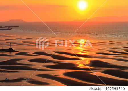 【熊本県】絶景日の御輿来海岸の夕景 122593740