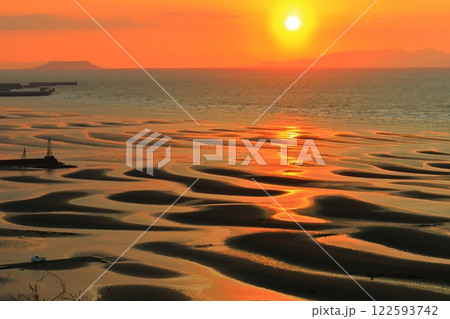【熊本県】絶景日の御輿来海岸の夕景 122593742