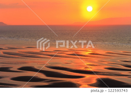 【熊本県】絶景日の御輿来海岸の夕景 122593743