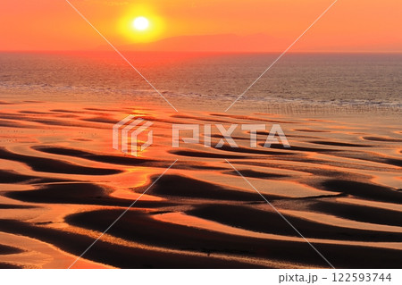 【熊本県】絶景日の御輿来海岸の夕景 【熊本県】絶景日の御輿来海岸の夕景 122593744