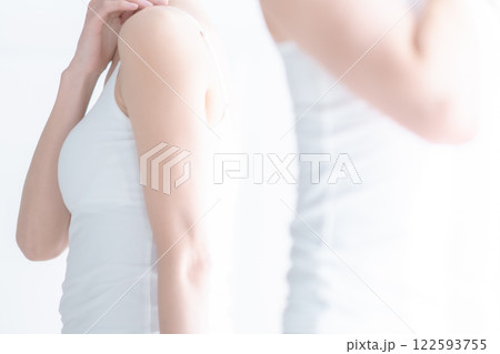 透明感あるビューティポートレート　顔無し 122593755