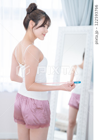 ダイエットが成功して微笑む若い女性 122593766