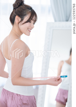 ダイエットが成功して微笑む若い女性 122593768
