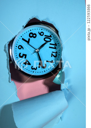 Clock face on ripped paper. Mockup or Copy space. Concept of time management, reminder or planning, deadline, timetable and countdown Clock face on ripped paper. Mockup or Copy space. Concept of time management, reminder or planning, deadline, timetable and countdown 122593866
