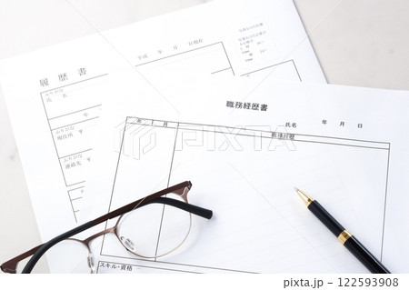 転職の際に欠かせない応募書類、「履歴書」と「職務経歴書」を作成する 122593908