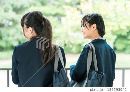 登校・下校・通学する小学生・中学生・高校生 122593942