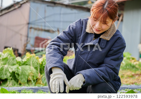 畑作業をする女性　田舎暮らし　家庭菜園 122593978