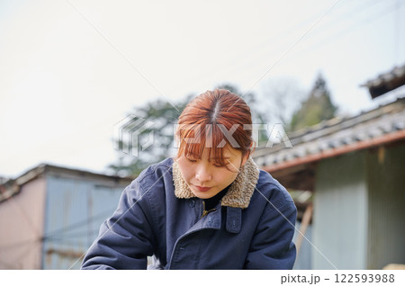 畑作業をする女性 田舎暮らし 家庭菜園 畑作業をする女性 田舎暮らし 家庭菜園 122593988