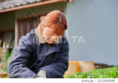 畑作業をする女性　田舎暮らし　家庭菜園 122594096