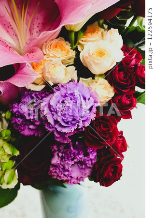 色鮮やかな花瓶の花束 122594175