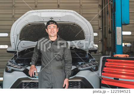 整備工場で働く整備士・自動車整備士・メカニックの中年アジア人男性 整備工場で働く整備士・自動車整備士・メカニックの中年アジア人男性 122594521