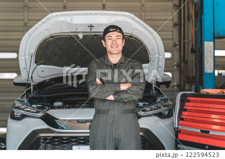 整備工場で働く整備士・自動車整備士・メカニックの中年アジア人男性 整備工場で働く整備士・自動車整備士・メカニックの中年アジア人男性 122594523