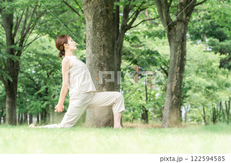 森・公園でパークヨガ・ヨガ・ピラティス・ストレッチをする若いアジア人女性 森・公園でパークヨガ・ヨガ・ピラティス・ストレッチをする若いアジア人女性 122594585