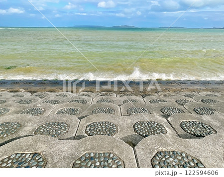 【沖縄県】具志川ビーチの堤防から望む冬の海 122594606