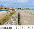 【沖縄県】具志川ビーチの海岸沿いの道と石垣 122594608