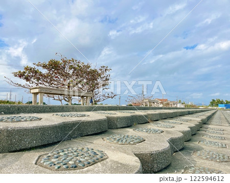 【沖縄県】具志川ビーチのベンチ 122594612