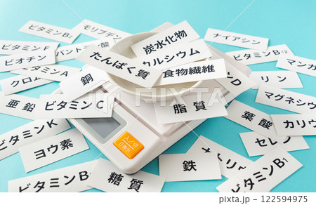 キッチンスケールと栄養素色々　栄養　健康管理　フレイル予防　ダイエット 122594975