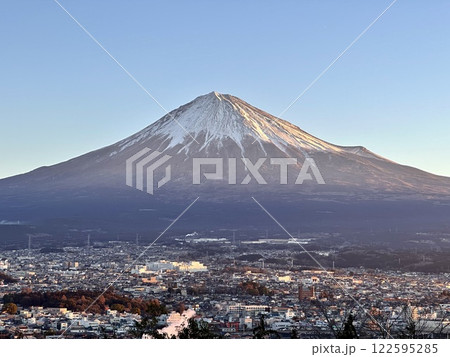 白尾山公園から見る富士山と市街地 122595285
