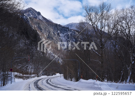 厳冬の北海道国道273号線　層雲峡の一般国道から岩峰群を望む 122595657