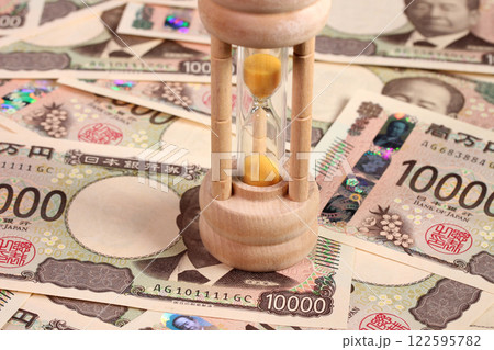 1万円札と砂時計 122595782