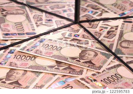 鏡に映る1万円札 122595783
