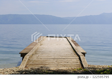 十和田湖畔　湖に突き出た桟橋 122595795