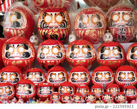 露店に並んだダルマ 122595923